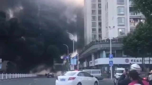 廣東汕頭一在建樓盤突發(fā)火災,現(xiàn)場濃煙滾滾,相當驚險!